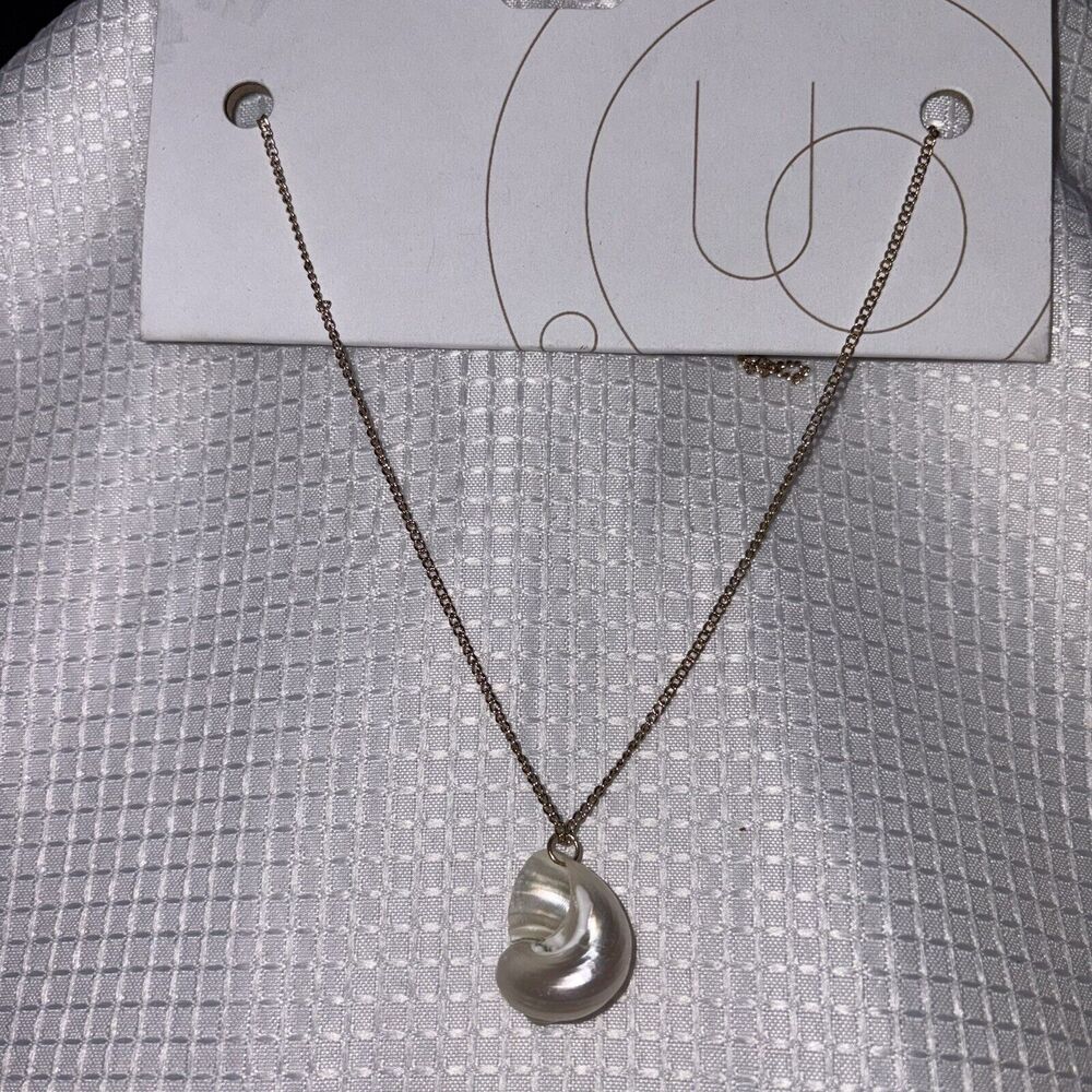 Urban Outfitters Gold Tone Dainty Necklace Seashell NWT